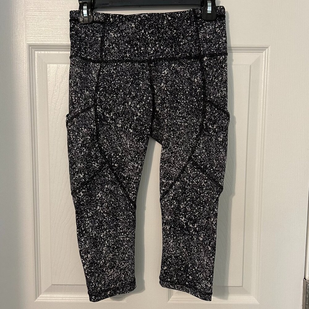 Lululemon Outrun 17" Crop Tights, Speckled B&W 6 *flaw - Picture 2 of 8